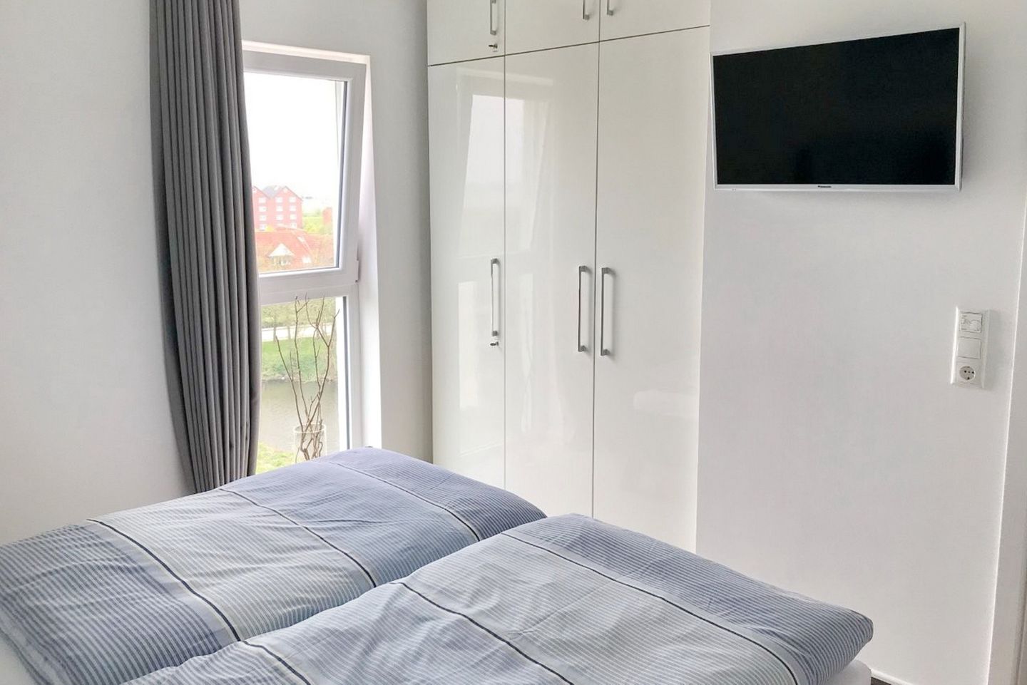 NordseeResort Friesland NordseeResort Friesland 48-6-n Schillig - Schlafzimmer mit Doppelbett und Flatscreen TV - gbmv0-01 - Großenbrode