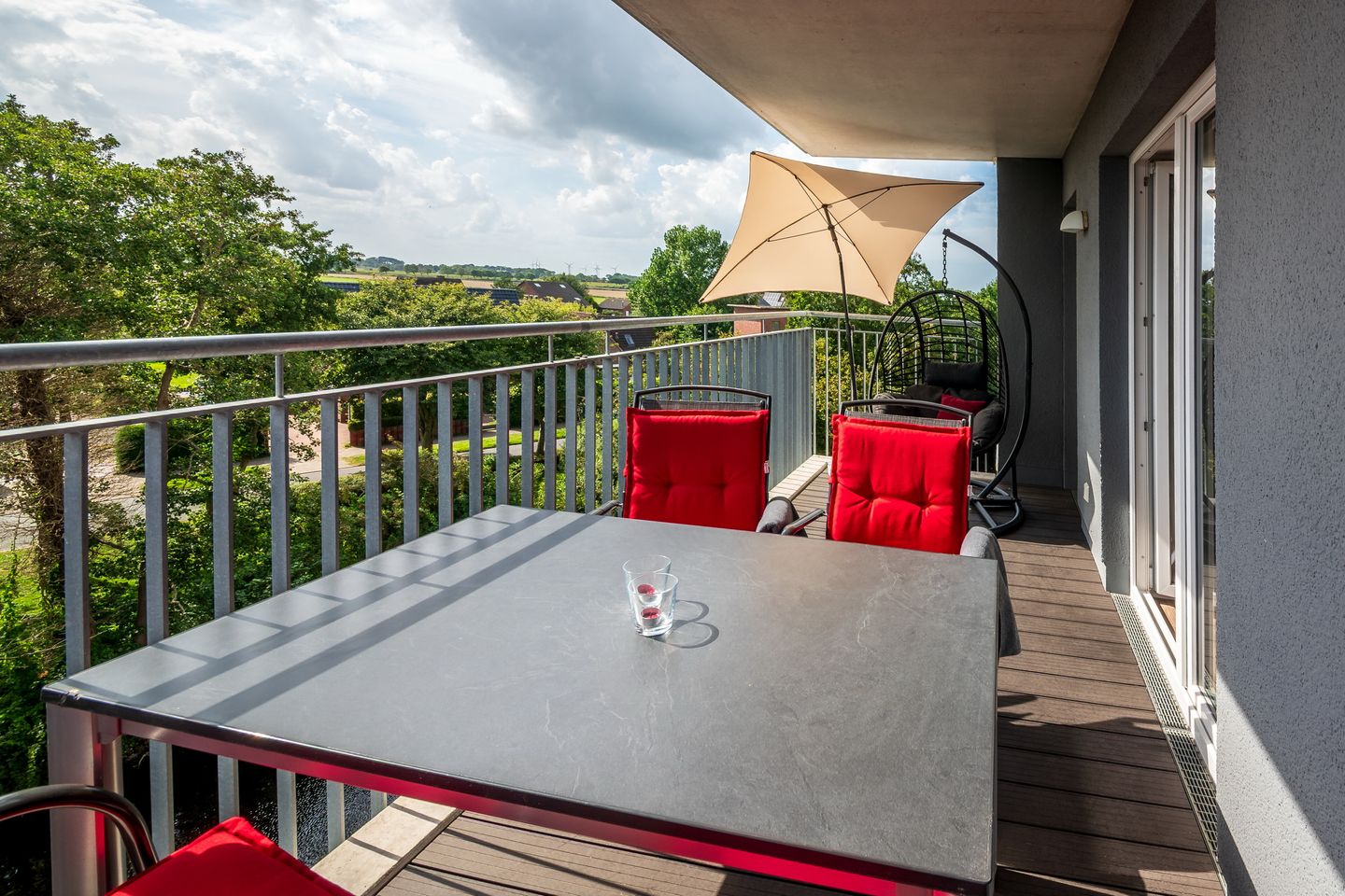 NordseeResort Friesland Nordseeresort Friesland 50-3-s Schillig - Balkon mit Sitzgelegenheiten und Sonnenschirm