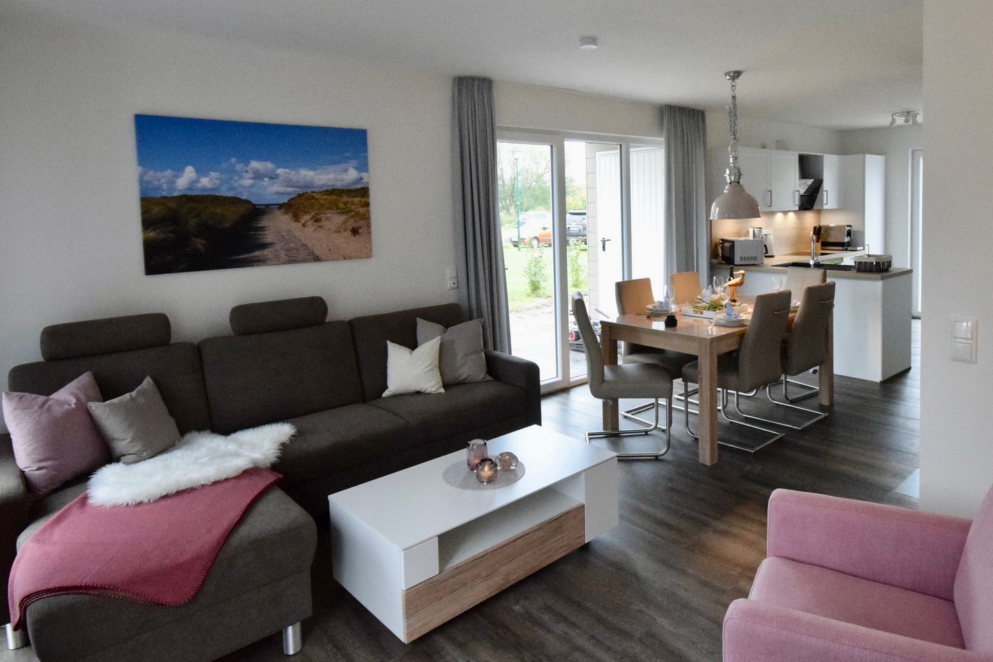 NordseeResort Friesland Ferienhäuser Nordseeresort Friesland 05 Schillig - Wohn-Essbereich mit Couch