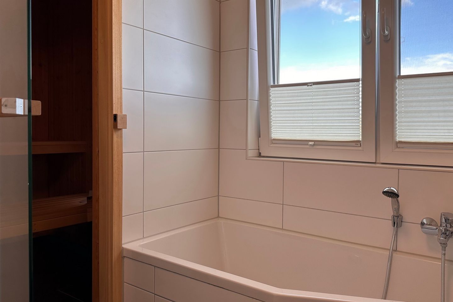 NordseeResort Friesland Ferienhäuser Nordseeresort Friesland 05 Schillig - Badezimmer mit Badewanne und Saunabereich