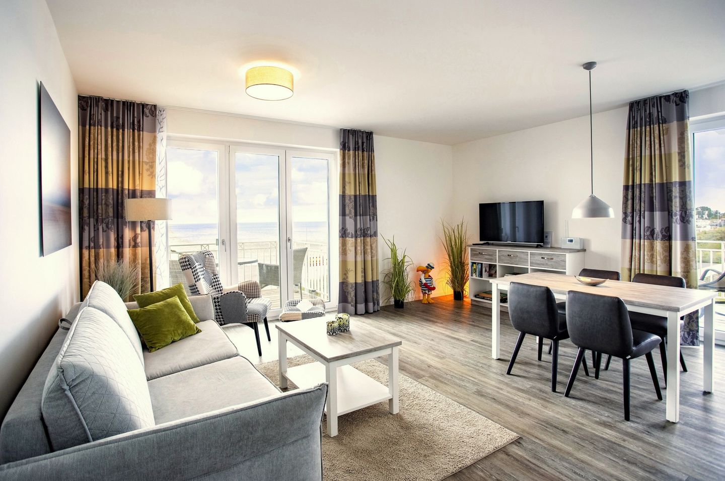 Apartmentanlage Meerblickvilla Apartmentanlage Meerblickvilla 2-22 Großenbrode - Wohn-Essbereich mit Couch und Flatscreen-TV