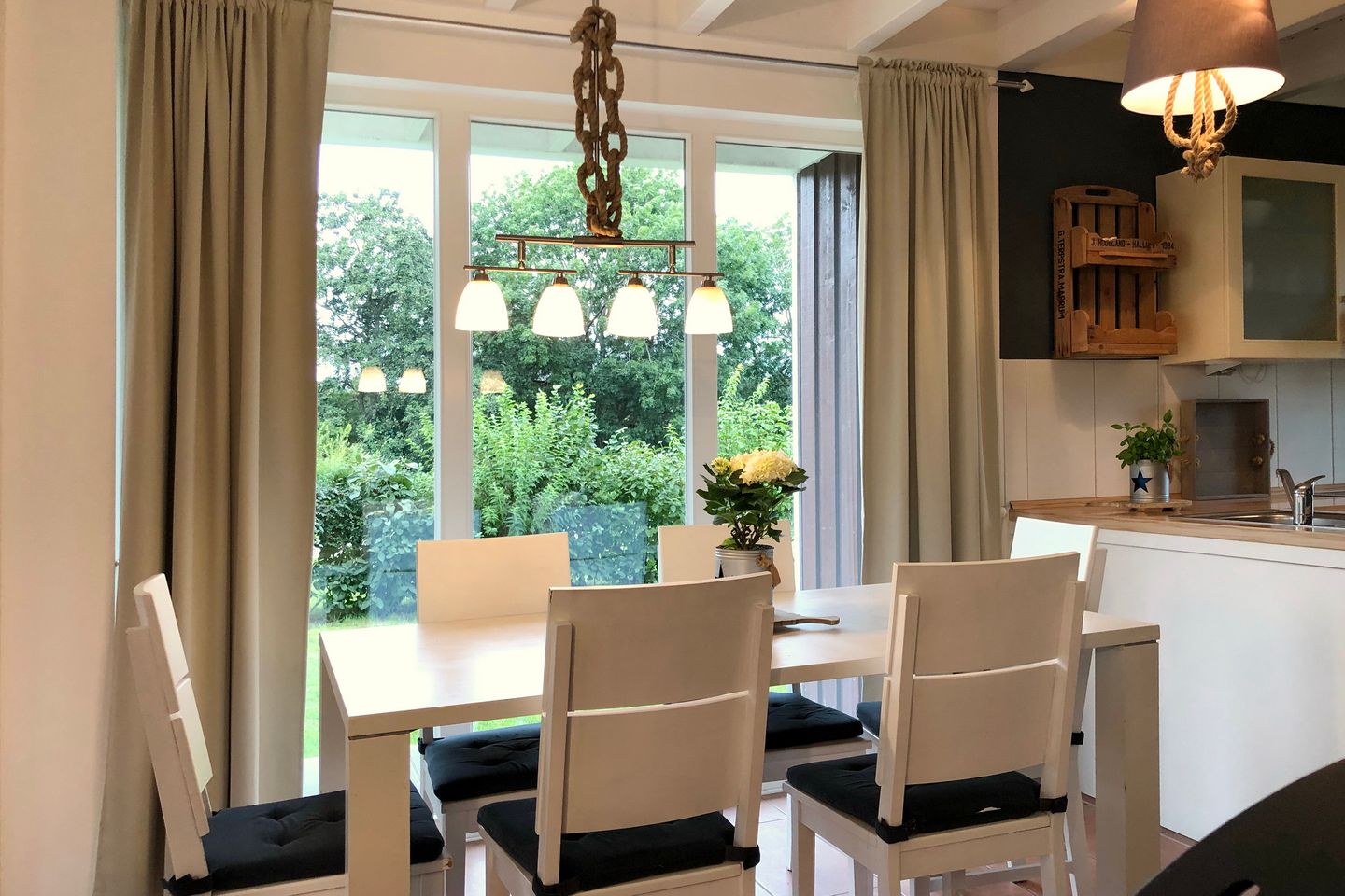 NordseeResort Friesland Ferienhäuser NordseeResort Friesland 1 Schillig - Wohn-Essbereich mit Esstisch