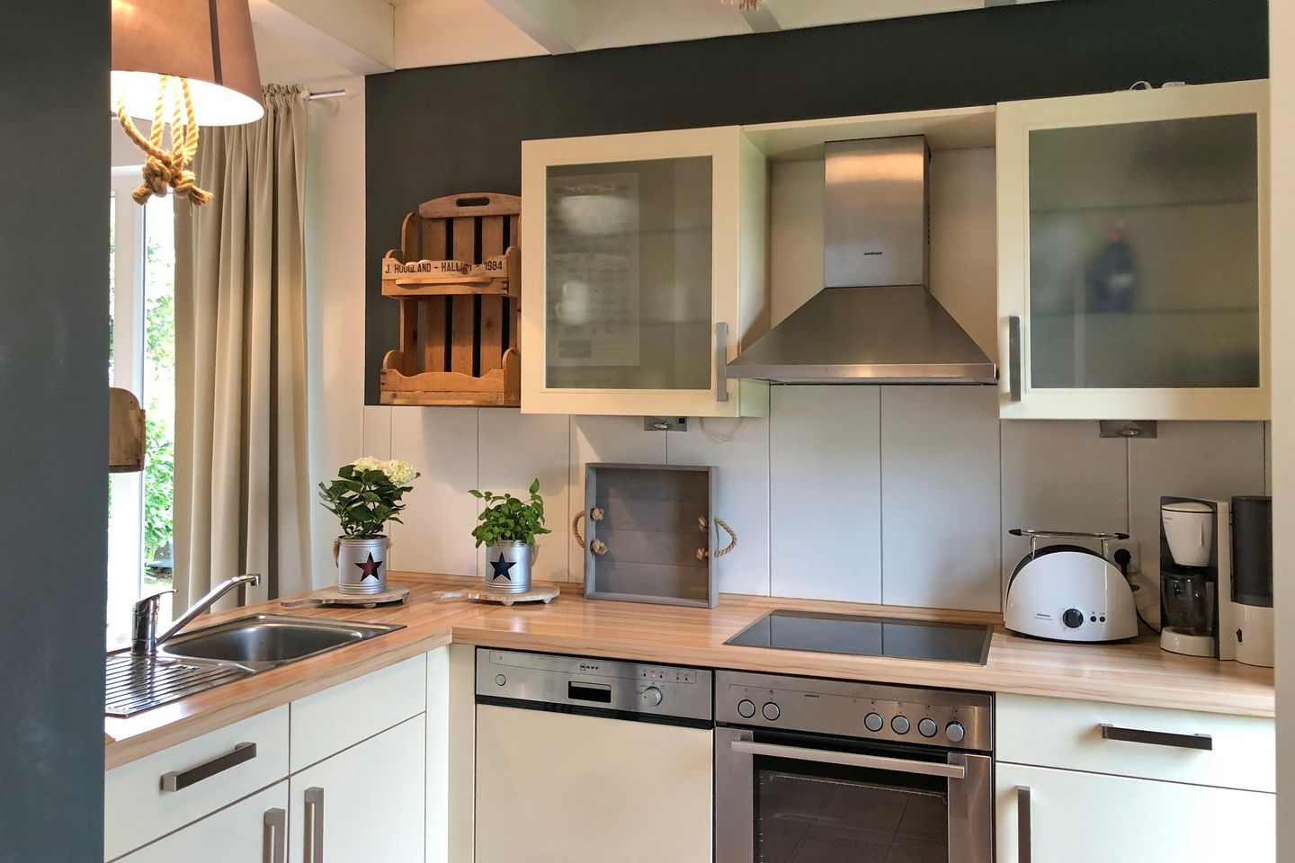 NordseeResort Friesland Ferienhäuser NordseeResort Friesland 1 Schillig - Küchenzeile mit Backofen und Geschirrspüler