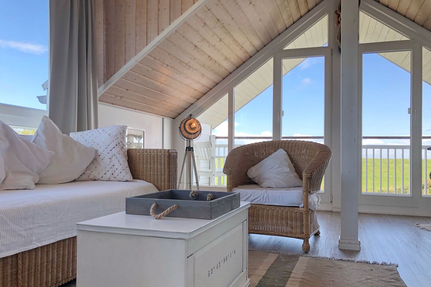 NordseeResort Friesland Ferienhäuser NordseeResort Friesland 1 Schillig - Wohnbereich mit Couch