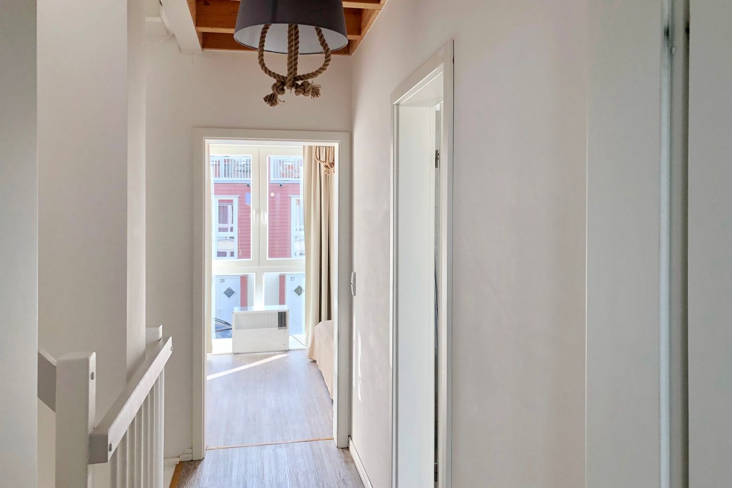 NordseeResort Friesland Ferienhäuser NordseeResort Friesland 1 Schillig - Flur mit Zugang zum Schlafzimmer