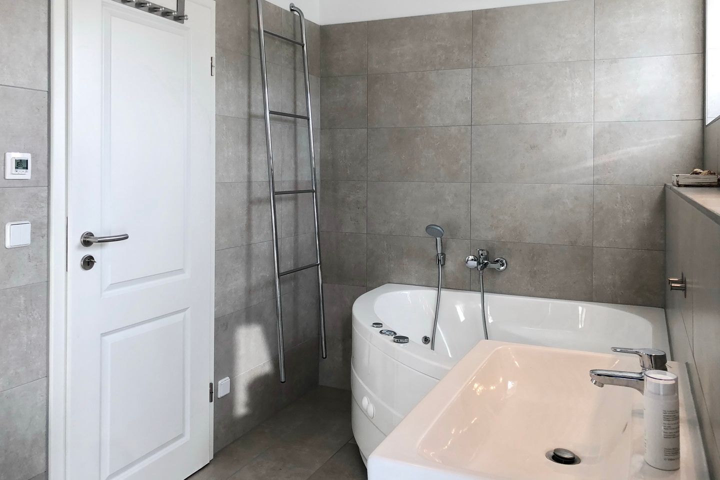 NordseeResort Friesland Ferienhäuser NordseeResort Friesland 1 Schillig - Badezimmer mit Badewanne