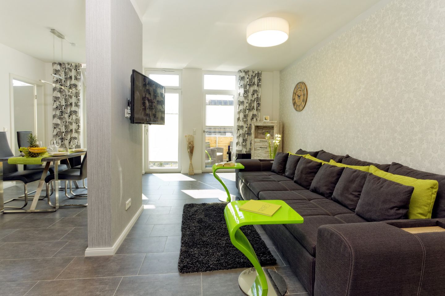 Ostseeland Ostseeland, Kajüte 5 Usedom - Flatscreen-TV mit Couch im Wohn-Essbereich