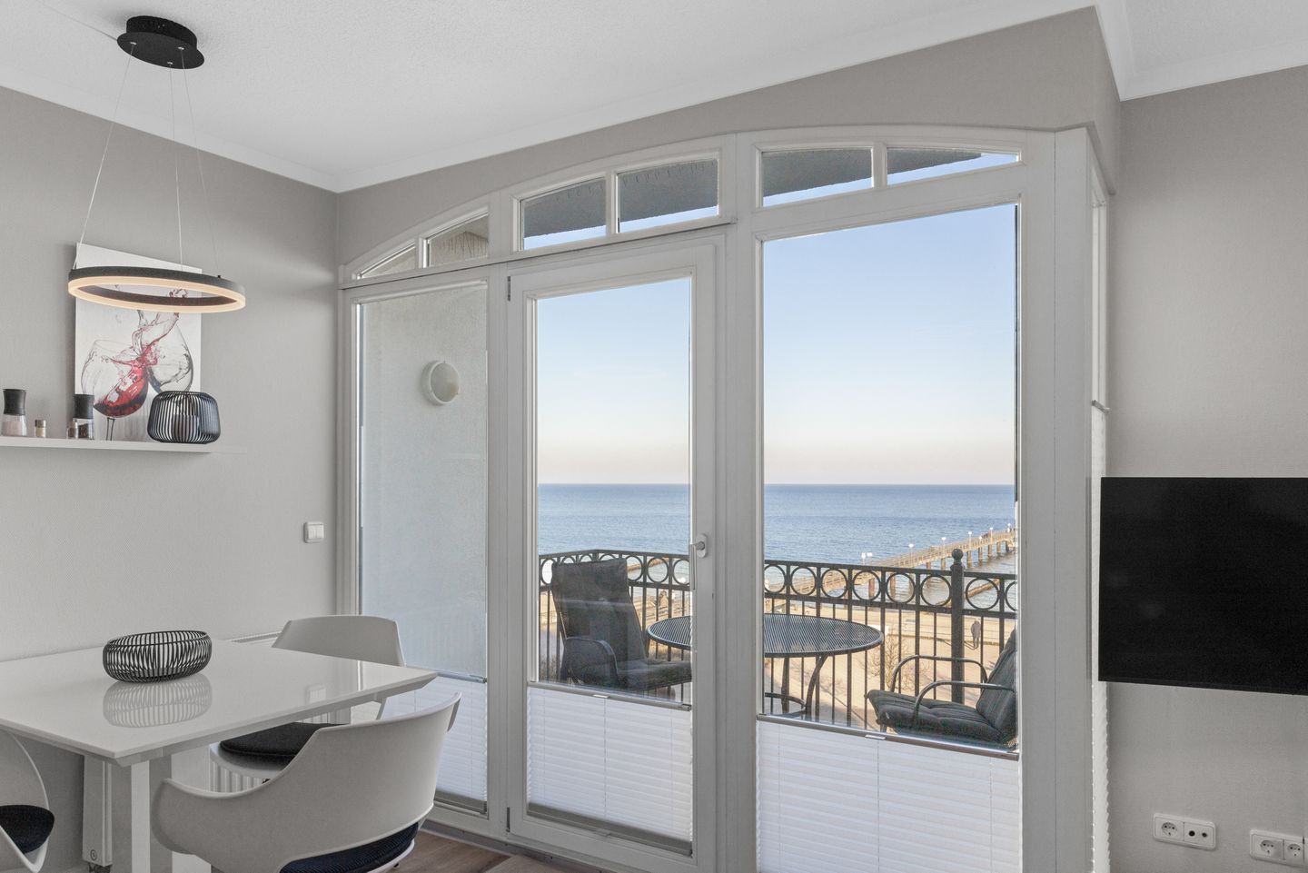 Apartmenthaus Atlantik Apartmenthaus Atlantik 312 Kühlungsborn - Wohn-Essbereich mit Esstisch und Ausblick