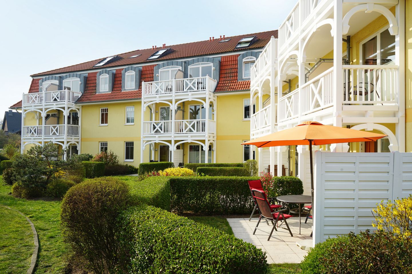 Apartment-Residenz Ostseestrand Apartment-Residenz Ostseestrand 11 Kühlungsborn - Terrasse mit Gartenmöbeln und Grünfläche