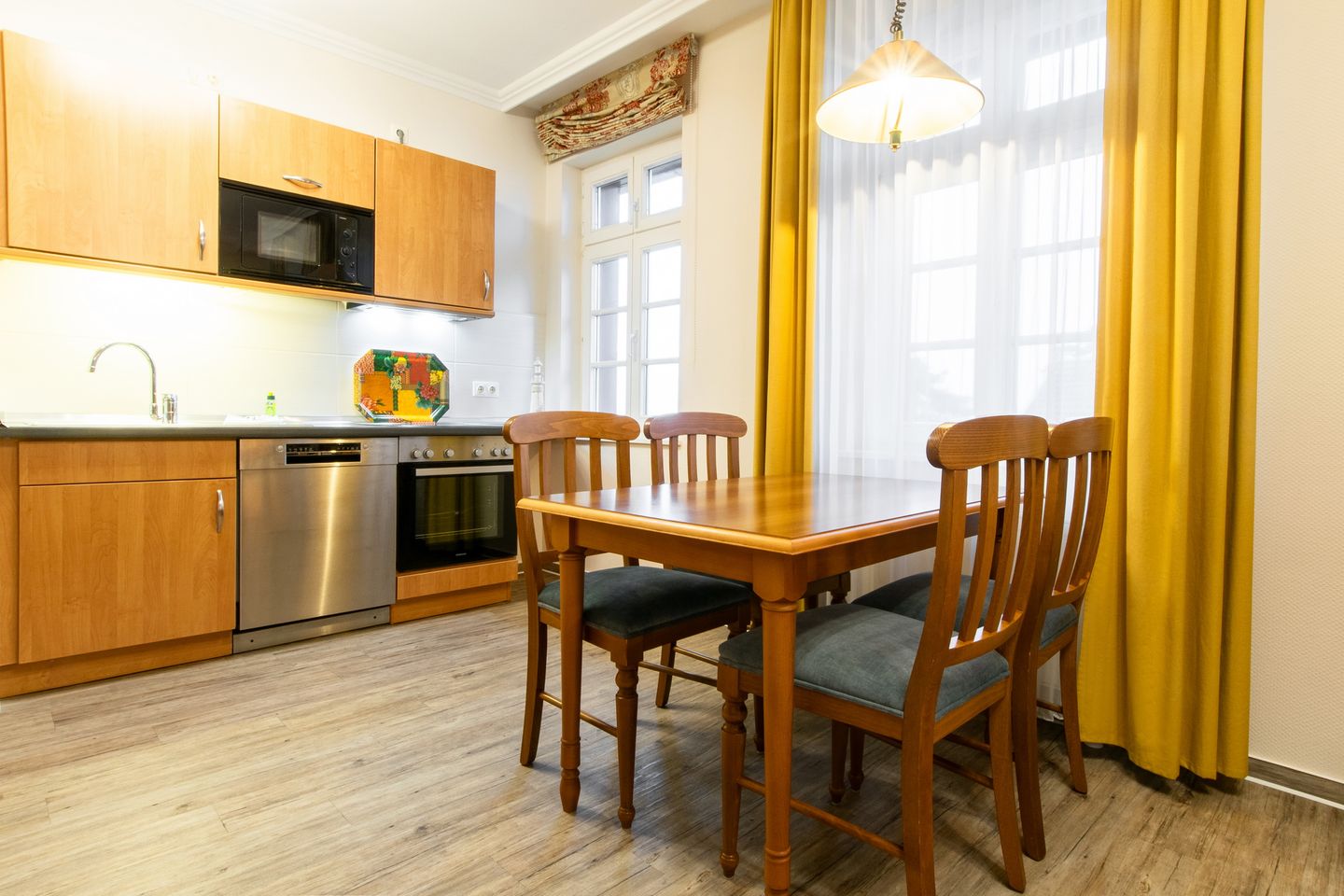 Seehof Seehof 25 Usedom - Küchenzeile mit Esstisch und Sitzgelegenheit