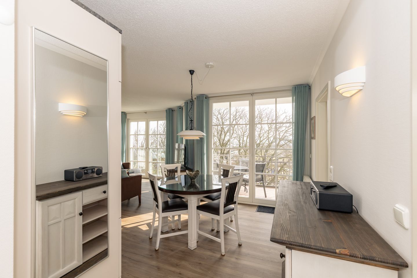 Apartmenthaus Atlantik Apartmenthaus Atlantik 314 Kühlungsborn - Wohn-Essbereich mit Esstisch und Sitzgelegenheit