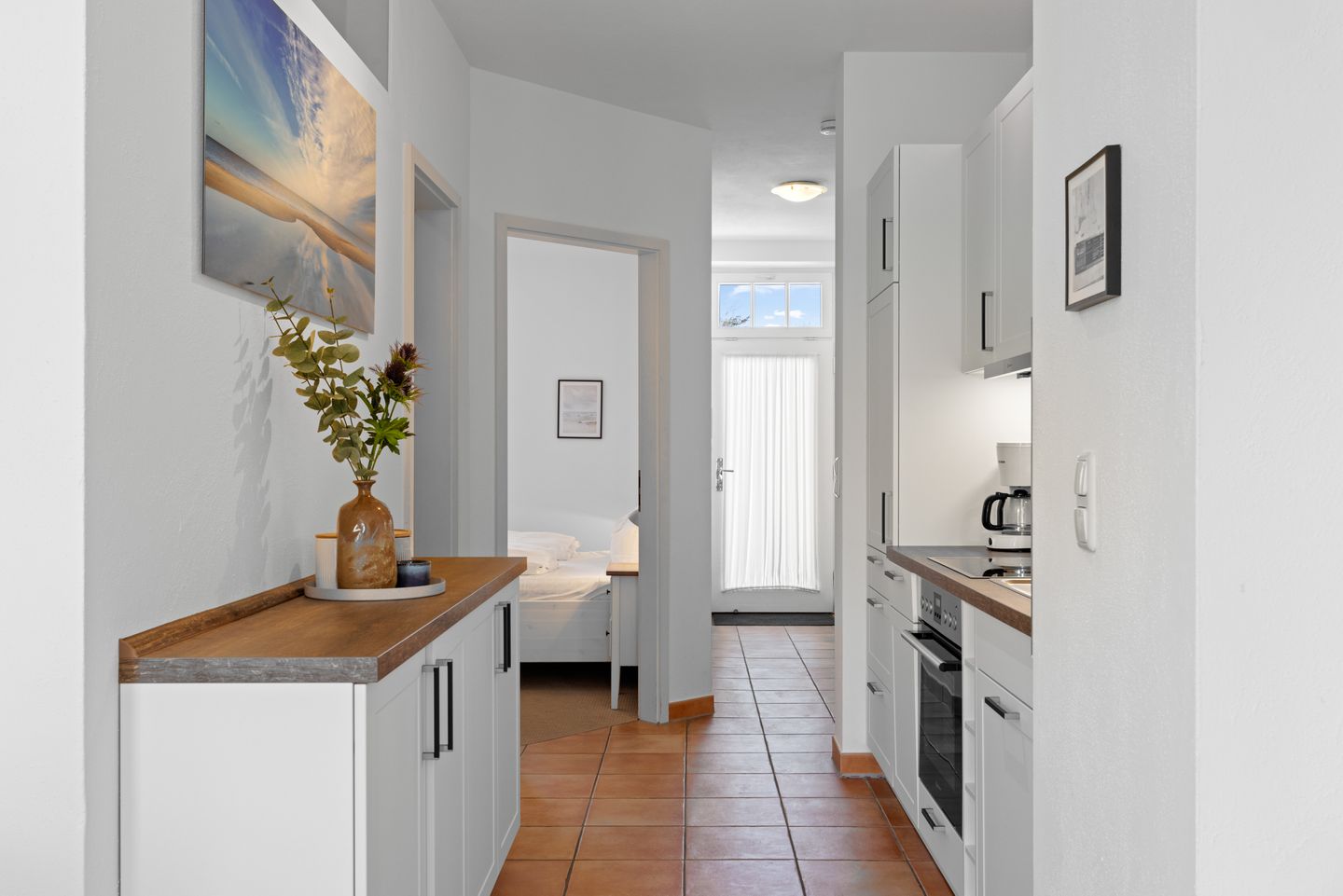 Strandstraße 32 Strandstraße 32-19 Kühlungsborn - Küchenzeile mit Blick ins Schlafzimmer