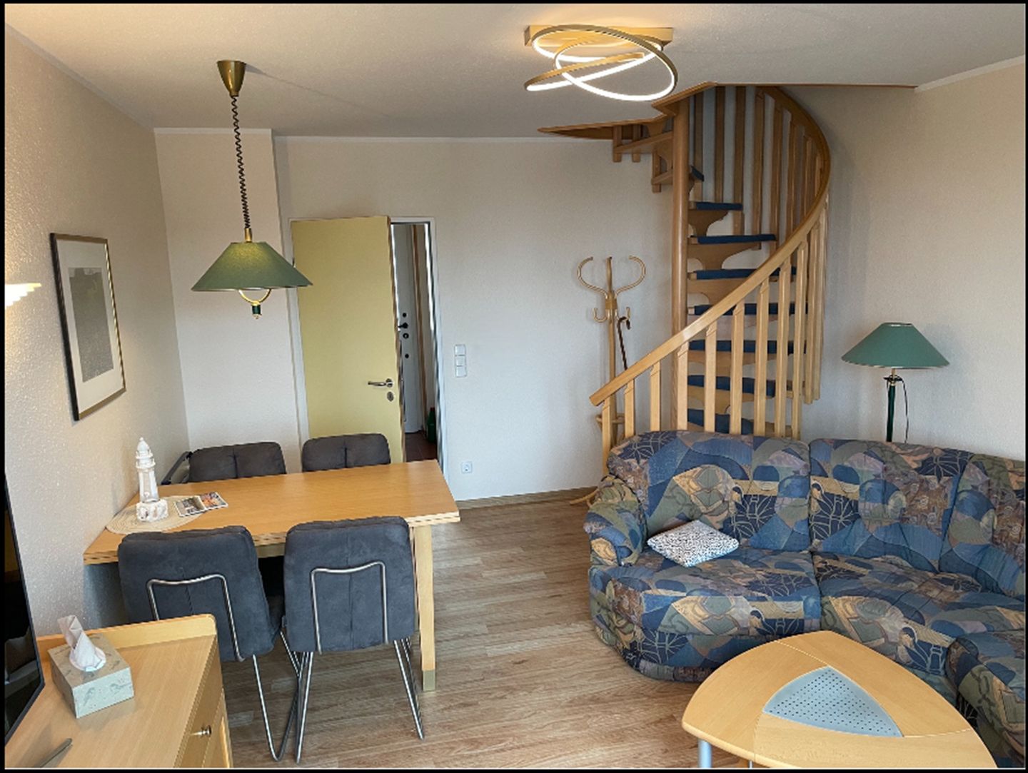 Hus Inselkieker Hus Inselkieker 217 Schillig - Wohn-Essbereich mit Couch und Esstisch