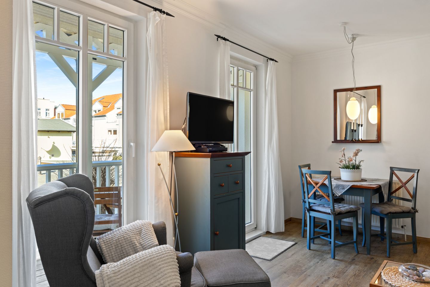 Ulmenschlösschen Ulmenschlösschen 08 Kühlungsborn - Wohn-Essbereich mit Couch und Flatscreen-TV