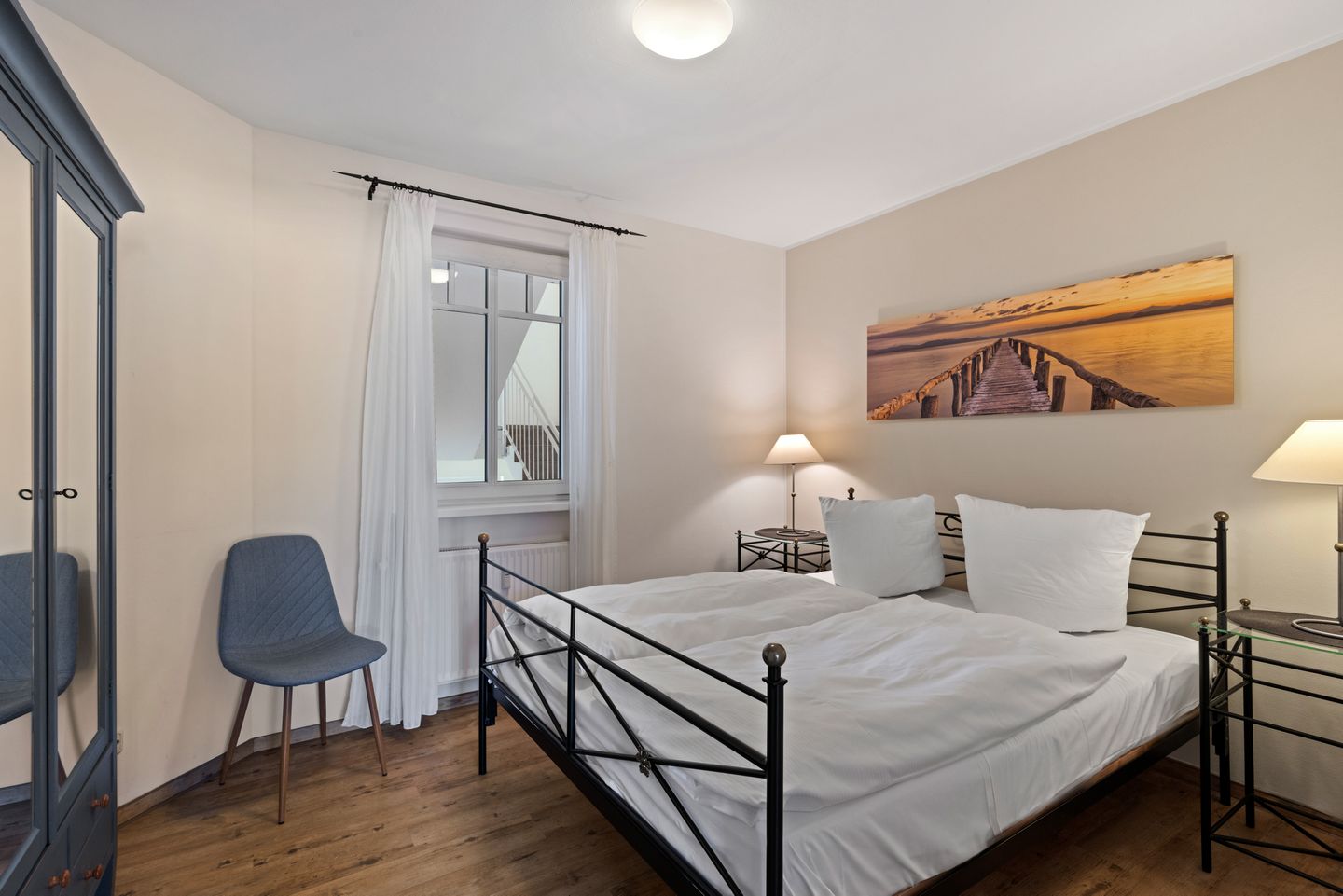 Ulmenschlösschen Ulmenschlösschen 08 Kühlungsborn - Schlafzimmer mit Doppelbett und Sitzgelegenheit