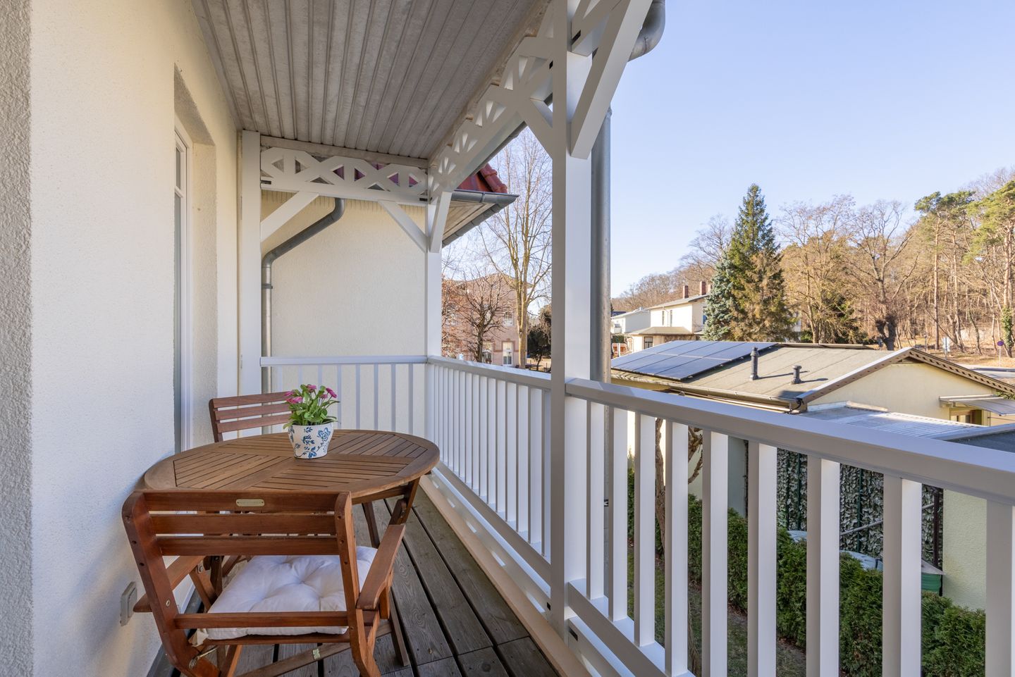 Ulmenschlösschen Ulmenschlösschen 08 Kühlungsborn - Überdachter Balkon mit Sitzgelegenheit