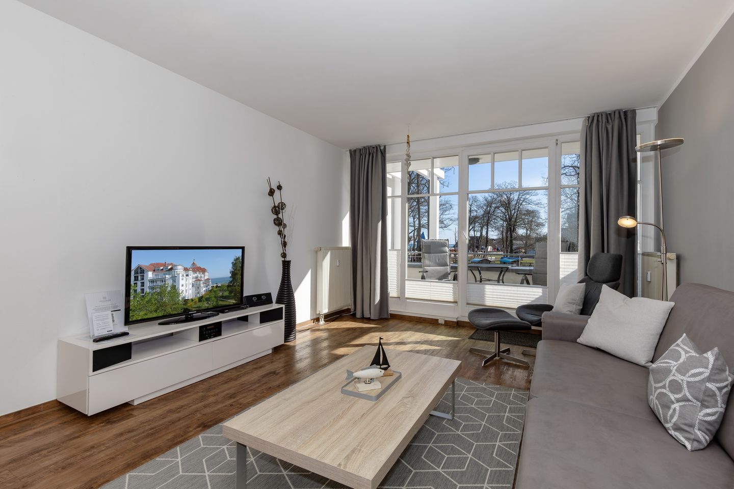 Meeresblick Meeresblick 102 Kühlungsborn - Wohn-Essbereich mit Couch und Flatscreen-TV
