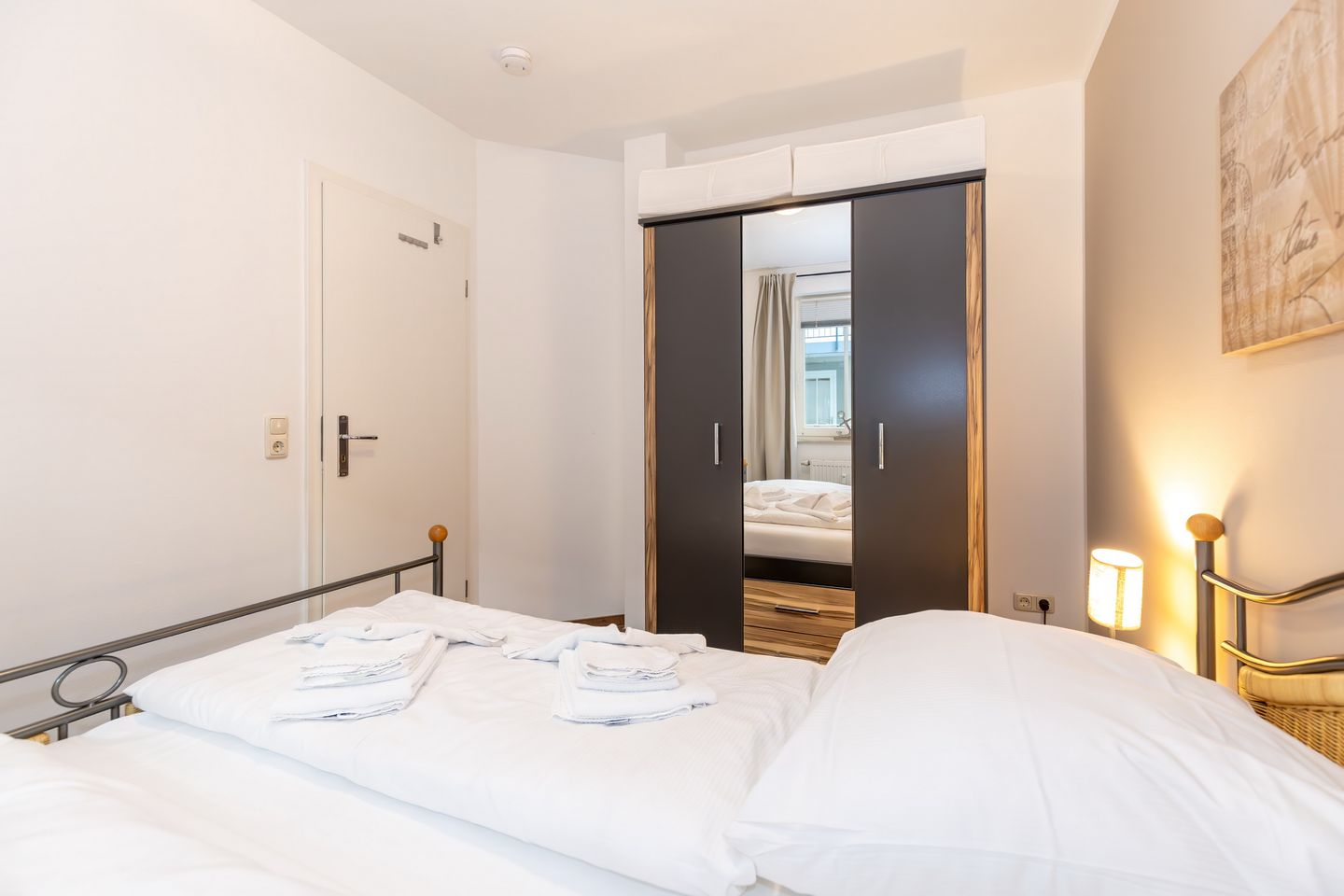 Meeresblick Meeresblick 102 Kühlungsborn - Schlafzimmer mit Doppelbett und Kleiderschrank