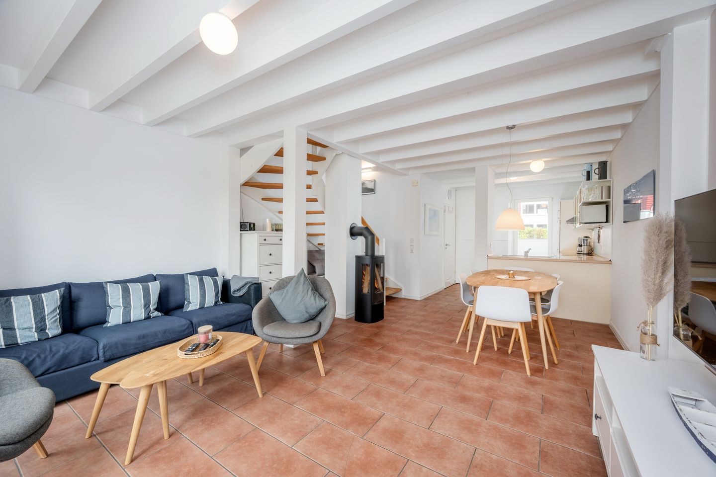 NordseeResort Friesland Ferienhäuser NordseeResort Friesland 30 Schillig - Wohn-Essbereich mit Couch