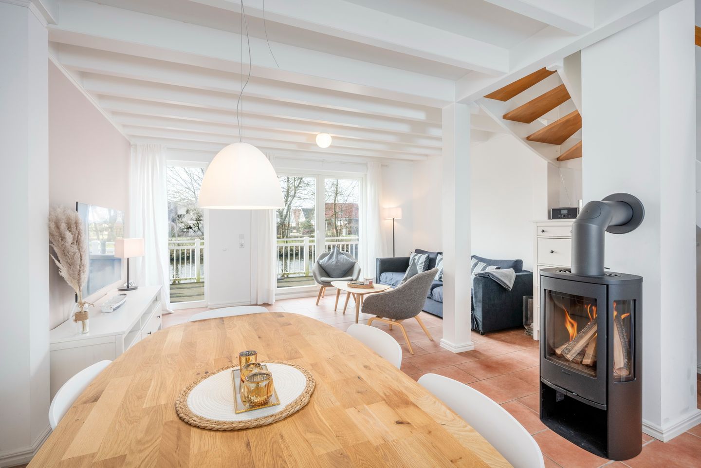 NordseeResort Friesland Ferienhäuser NordseeResort Friesland 30 Schillig - Wohn-Essbereich mit Esstisch und Sitzgelegenheit