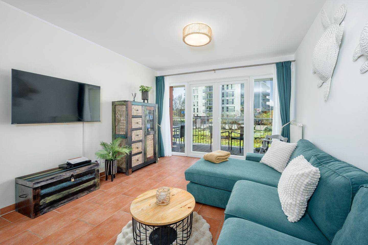 NordseeResort Friesland NordseeResort Friesland 51-0-M Schillig - Wohn-Essbereich mit Couch und Flatscreen-TV