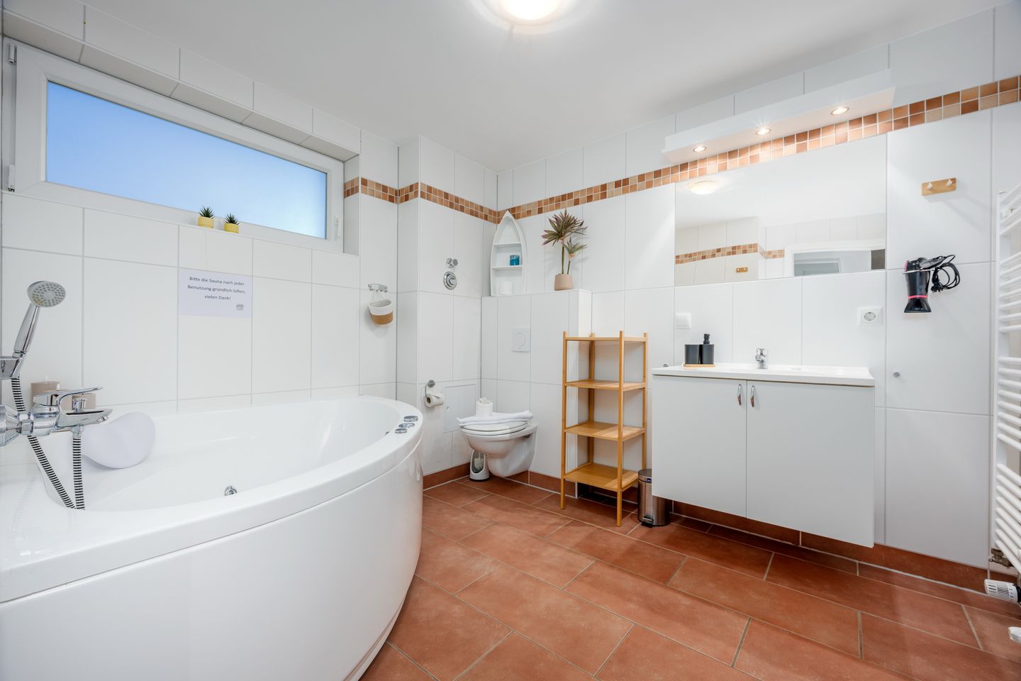 NordseeResort Friesland NordseeResort Friesland 51-0-M Schillig - Badezimmer mit Badewanne und Dusche