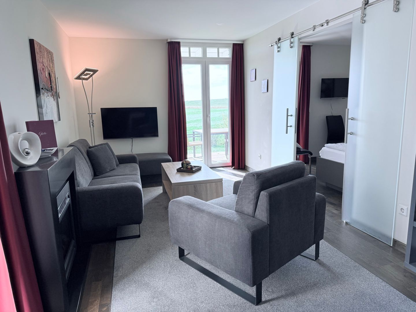 Resort Deichgraf Resort Deichgraf 31-04 Wremen - Wohn-Essbereich mit Couch und Flatscreen-TV