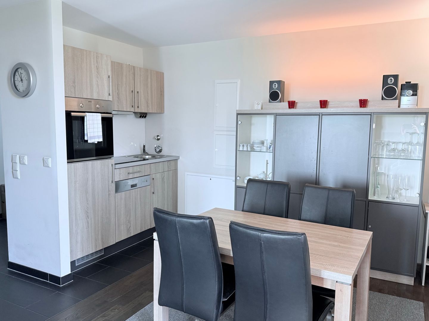 Resort Deichgraf Resort Deichgraf 31-04 Wremen - Wohn-Essbereich mit Esstisch, Sitzgelegenheit und Küchenzeile