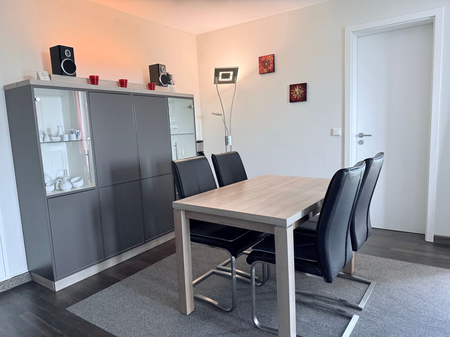 Resort Deichgraf Resort Deichgraf 31-04 Wremen - Wohn-Essbereich mit Esstisch und Sitzgelegenheit