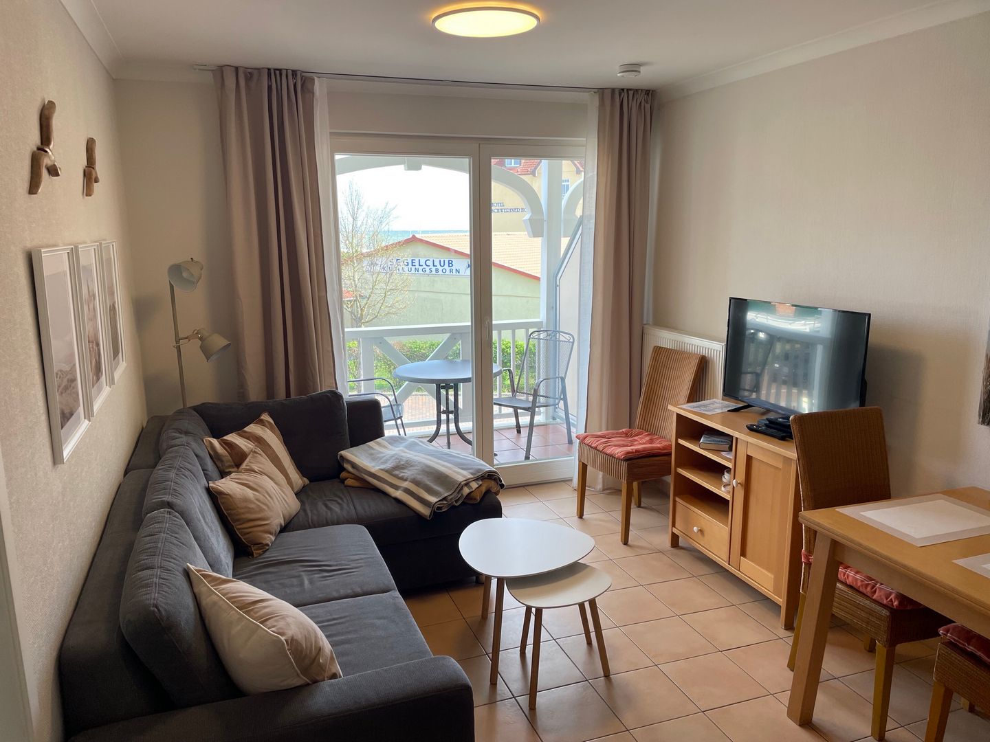 Apartment-Residenz Ostseestrand Apartment-Residenz Ostseestrand 26 Kühlungsborn - Wohn-Essbereich mit Couch und Flatscreen-TV