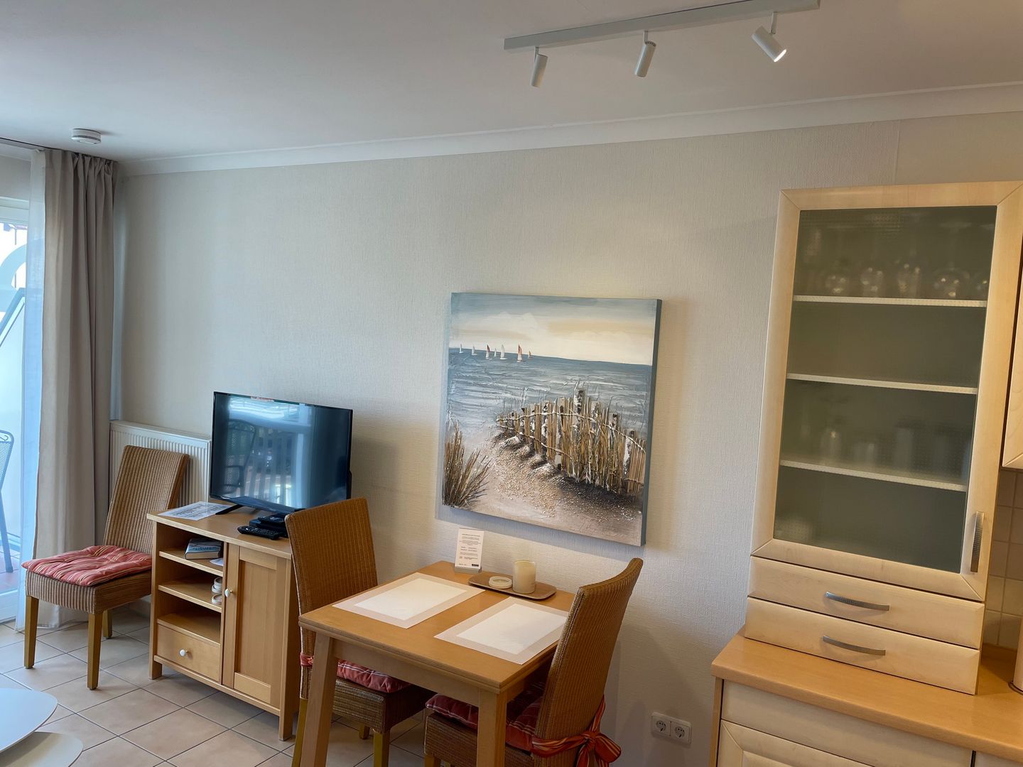 Apartment-Residenz Ostseestrand Apartment-Residenz Ostseestrand 26 Kühlungsborn - Wohn-Essbereich mit Couch und Flatscreen-TV