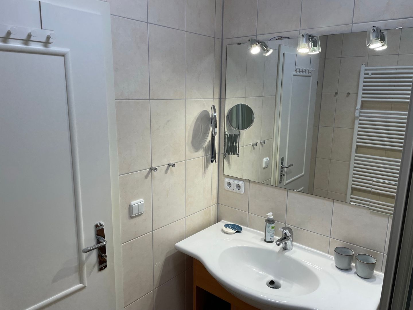 Apartment-Residenz Ostseestrand Apartment-Residenz Ostseestrand 26 Kühlungsborn - Badezimmer mit Waschtisch und Spiegel