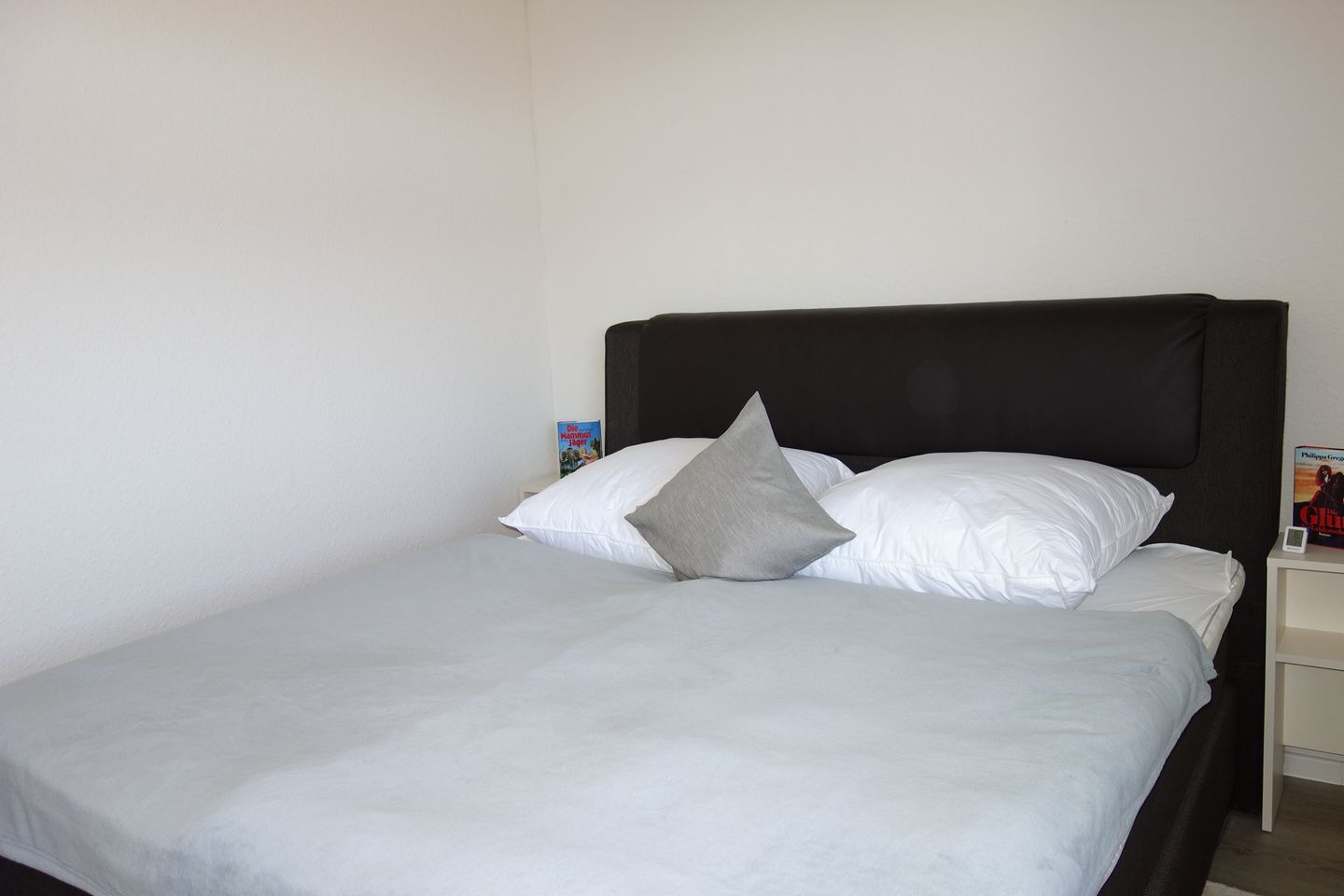 Ferienpark Hahnenklee Apartment "Bergblick" Hahnenklee - Doppelbett im Schlafzimmer ( 1,80 x 2,00 m)