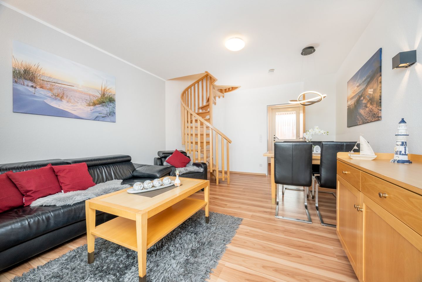 Hus Inselkieker Hus Inselkieker 214 Schillig - Wohn-Essbereich mit Couch und Flatscreen-TV