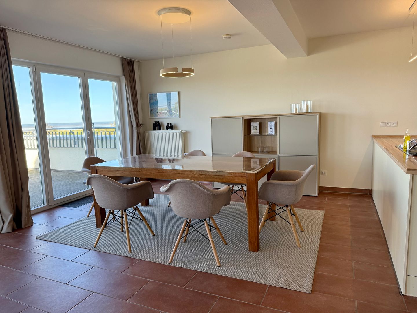 NordseeResort Friesland NordseeResort Friesland 51-4-N Schillig - Wohn-Essbereich mit Esstisch im Mellumweg 1, NordseeResort Friesland, sinf51-4-N in Schillig