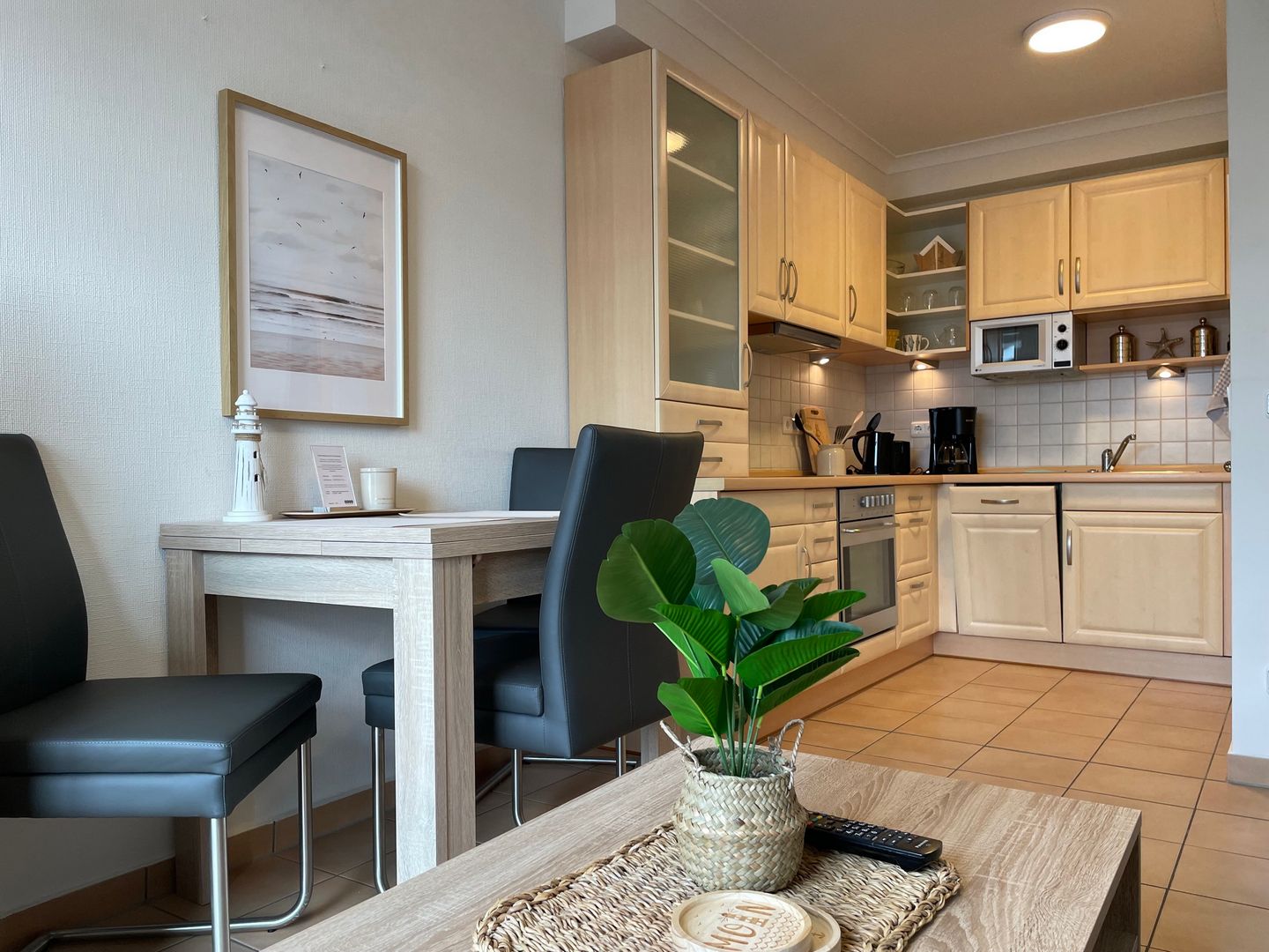 Apartment-Residenz Ostseestrand Apartment-Residenz Ostseestrand 36 Kühlungsborn - Küchenzeile mit Esstisch im kbar36, Hermann-Häcker Straße 42a, Apartment-Residenz Ostseestrand in Kühlungsborn