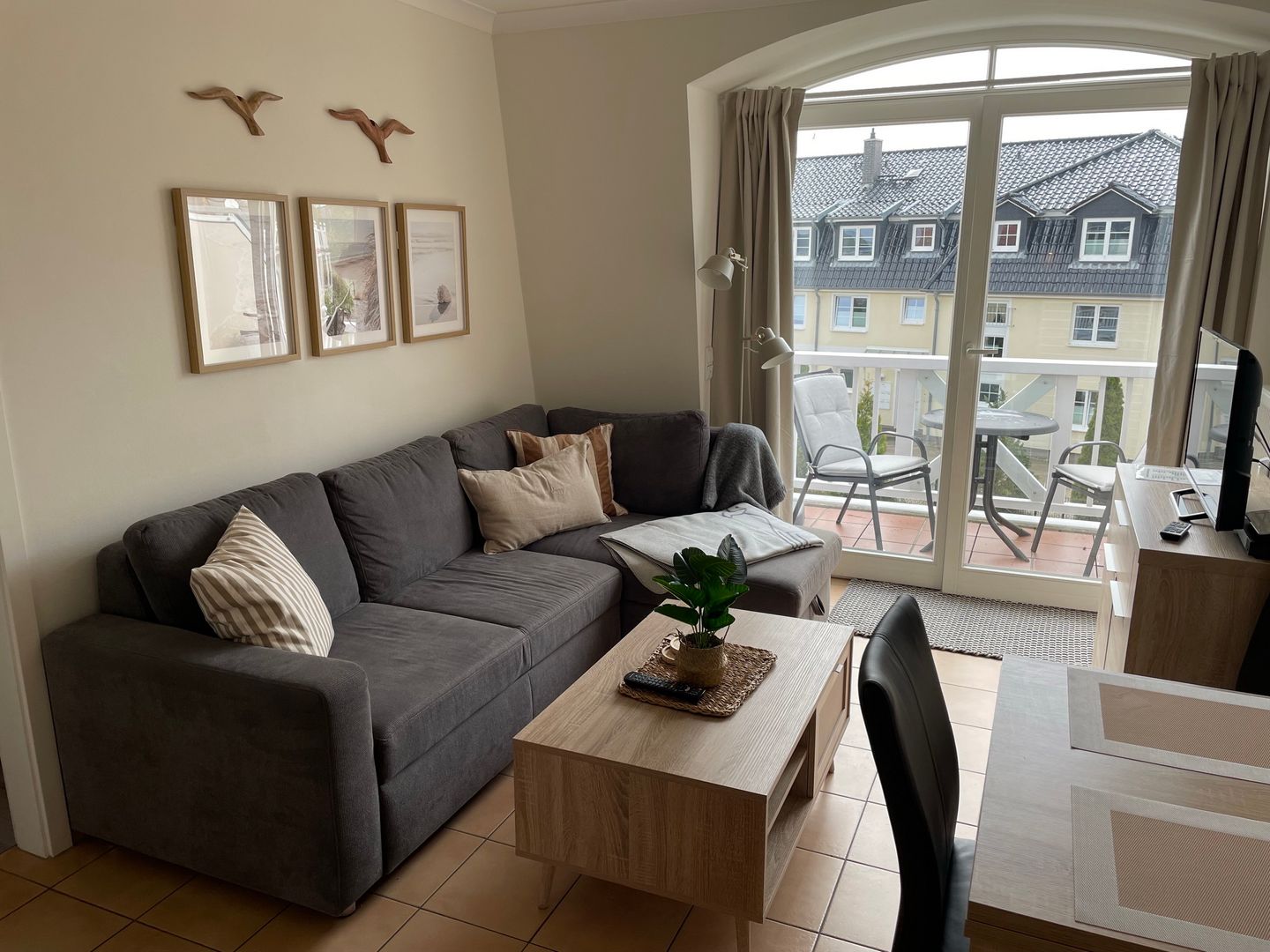 Apartment-Residenz Ostseestrand Apartment-Residenz Ostseestrand 36 Kühlungsborn - Wohn-Essbereich mit Couch im kbar36, Hermann-Häcker Straße 42a, Apartment-Residenz Ostseestrand in Kühlungsborn