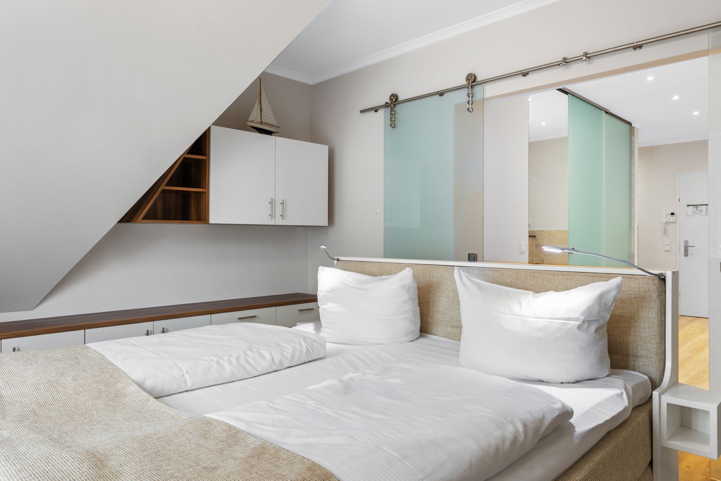 Villa Löwenstein Villa Löwenstein 14 Kühlungsborn - Schlafzimmer mit Doppelbett im kbvl14, Villa Löwenstein, Ostseeallee 27 auf Langeoog