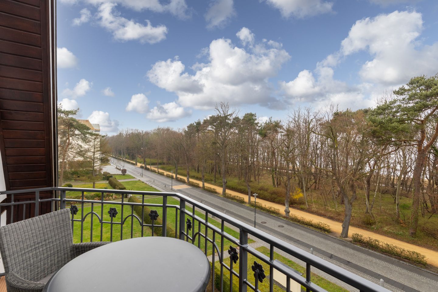 Villa Löwenstein Villa Löwenstein 14 Kühlungsborn - Balkon mit Gartenmöbeln im kbvl14, Villa Löwenstein, Ostseeallee 27 auf Langeoog