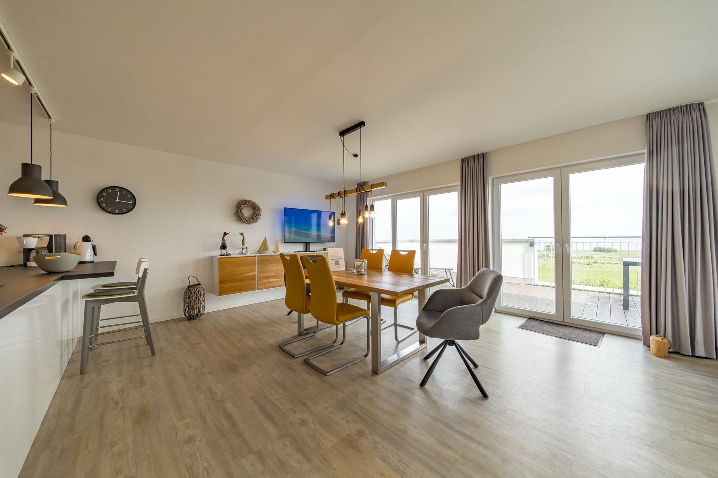 NordseeResort Friesland NordseeResort Friesland 48-6-n Schillig - Wohn-Essbereich mit Flatscreen-TV im sinf48-6-N, Nordsee-Resort Friesland, Mellumweg 1 in Schillig