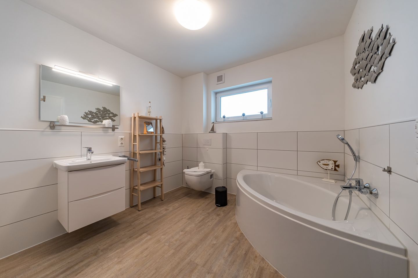 NordseeResort Friesland NordseeResort Friesland 48-6-n Schillig - Badezimmer mit Badewanne im sinf48-6-N, Nordsee-Resort Friesland, Mellumweg 1 in Schillig