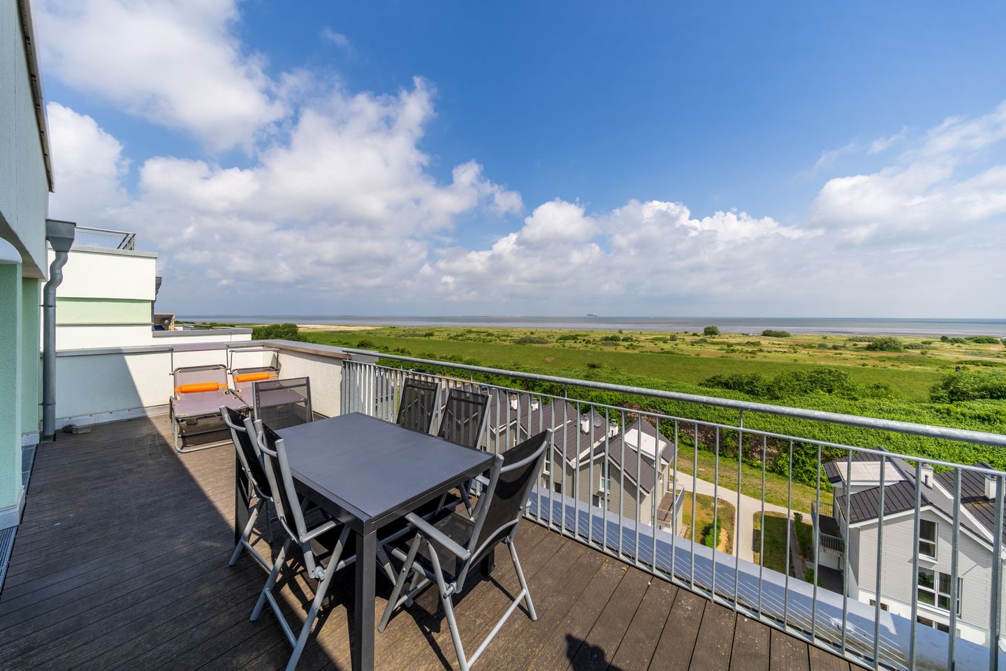 NordseeResort Friesland NordseeResort Friesland 48-6-n Schillig - Balkon mit Ausblick im sinf48-6-N, Nordsee-Resort Friesland, Mellumweg 1 in Schillig