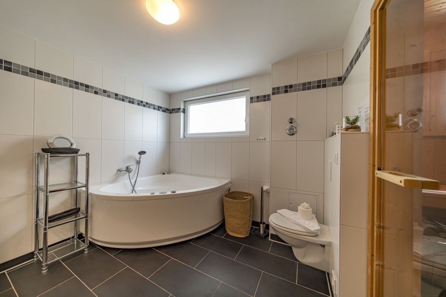 NordseeResort Friesland NordseeResort Friesland 51-1-S Schillig - Badezimmer mit Badewanne im sinf51-1-S, Nordsee-Resort Friesland, Mellumweg 1 in Schillig