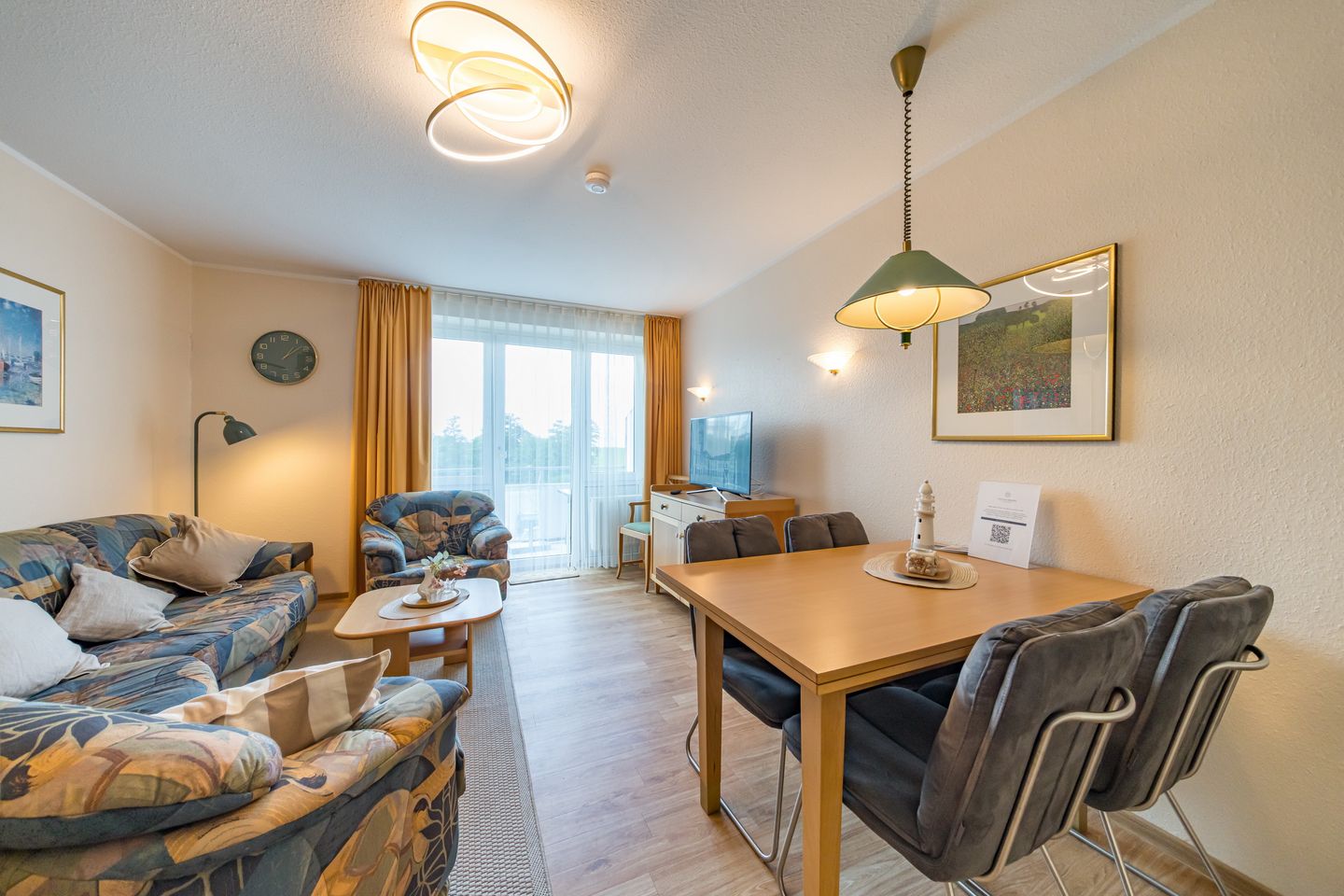 Hus Inselkieker Hus Inselkieker 217 Schillig - Wohn-Essbereich mit Couch und Esstisch im sihi217, Hus Inselkieker, Mellumweg 6b in Schillig