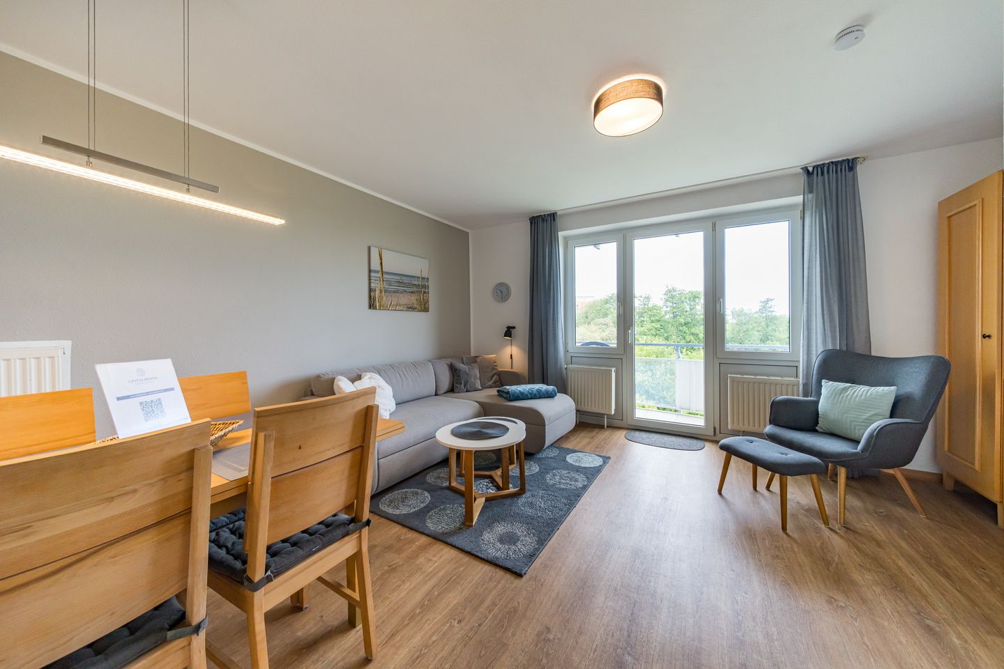 Hus Inselkieker Hus Inselkieker 220 Schillig - Wohn-Essbereich mit Zugang zum Balkon im sihi220, Hus Inselkieker, Mellumweg 6b in Schillig