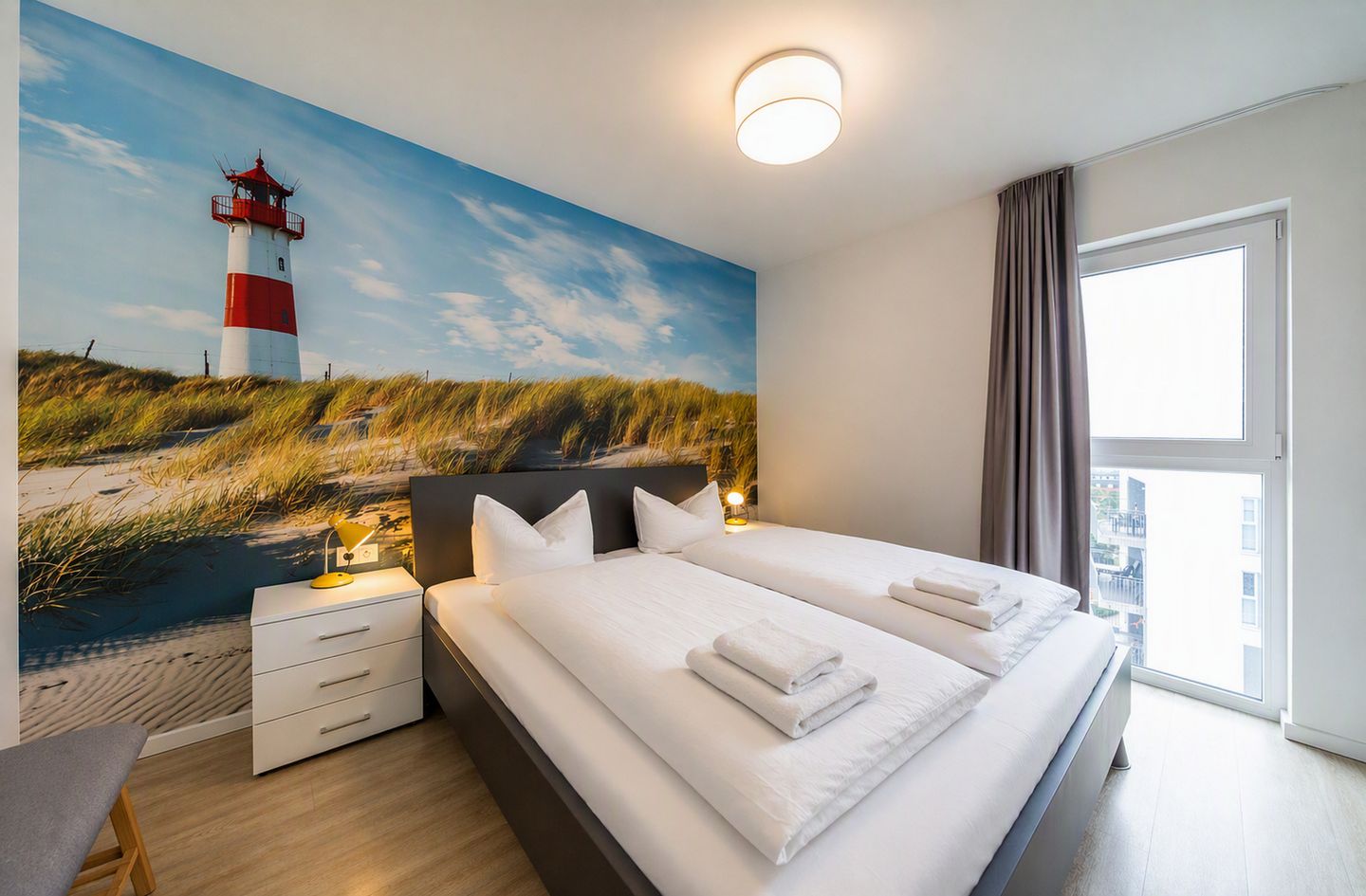 NordseeResort Friesland NordseeResort Friesland 48-6-n Schillig - Schlafzimmer mit Doppelbett im sinf48-6-N, Nordsee-Resort Friesland, Mellumweg 1 in Schillig