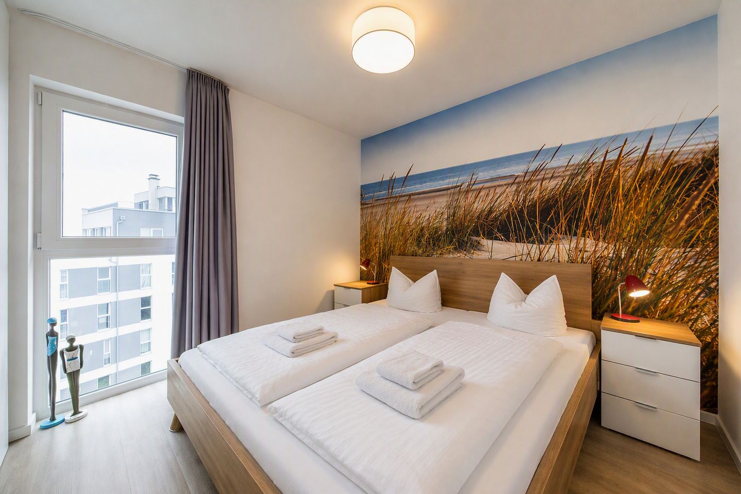 NordseeResort Friesland NordseeResort Friesland 48-6-n Schillig - Schlafzimmer mit Doppelbett im sinf48-6-N, Nordsee-Resort Friesland, Mellumweg 1 in Schillig
