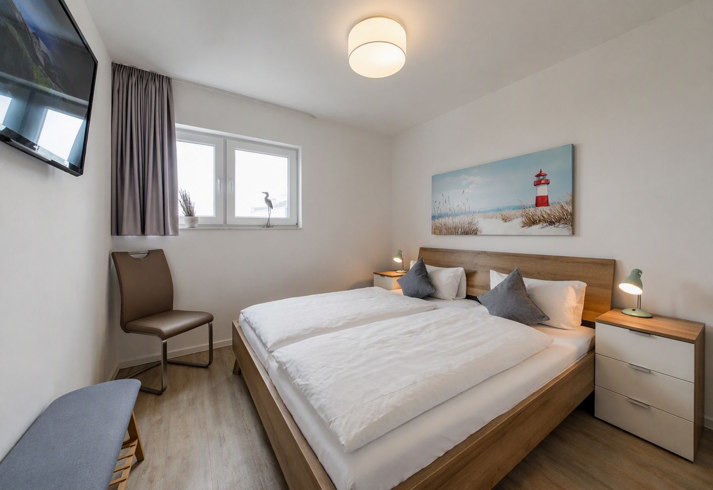 NordseeResort Friesland NordseeResort Friesland 48-6-n Schillig - Schlafzimmer mit Doppelbett im sinf48-6-N, Nordsee-Resort Friesland, Mellumweg 1 in Schillig