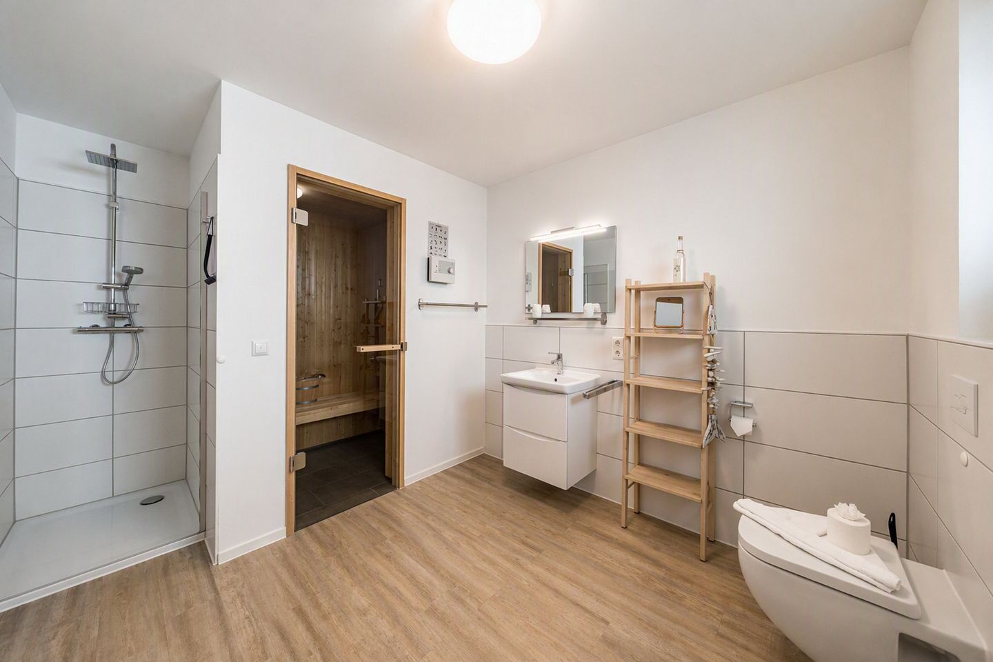 NordseeResort Friesland NordseeResort Friesland 48-6-n Schillig - Badezimmer mit Dusche im sinf48-6-N, Nordsee-Resort Friesland, Mellumweg 1 in Schillig