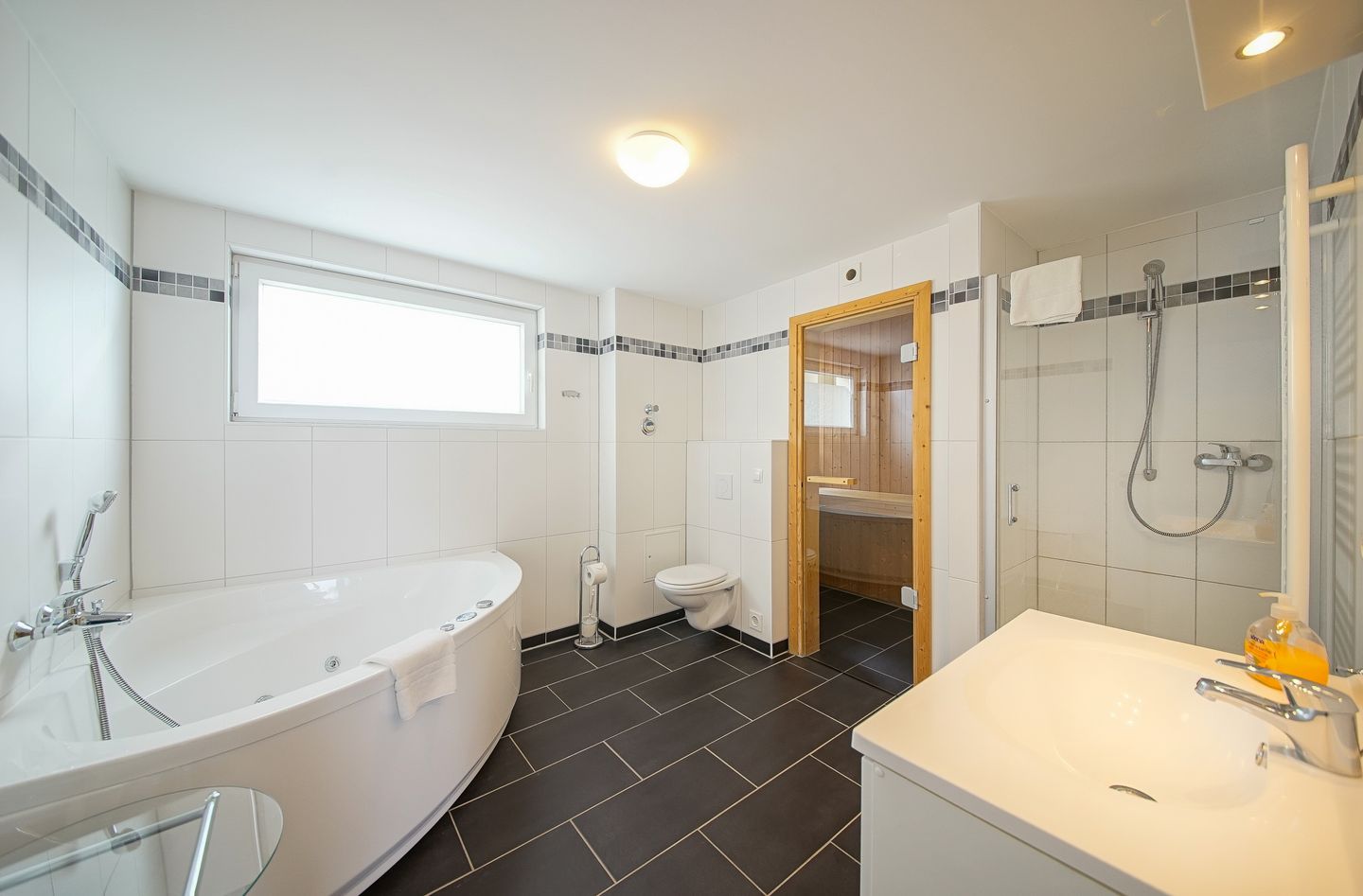 NordseeResort Friesland NordseeResort Friesland 51-3-S Schillig - Badezimmer mit Whirlbadwanne im sinf51-3-s, NordseeResort Friesland 51-3-S in Schillig